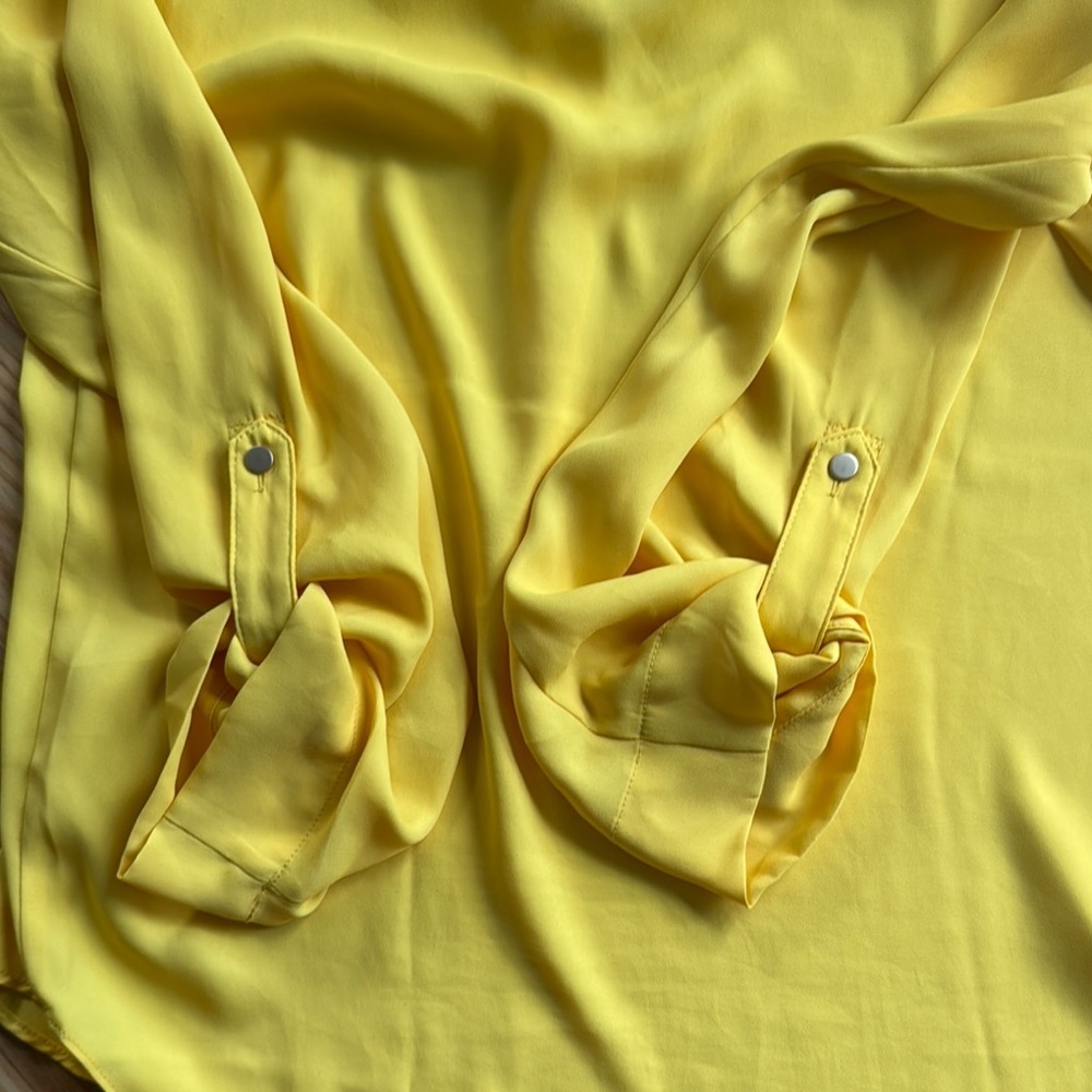 Jones New York Yellow Blouse Size S Relaxed Fit V Neck Lightweight - Picture 8 of 8
